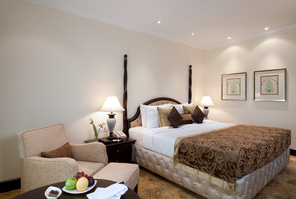 DELUXE KING BED ROOM