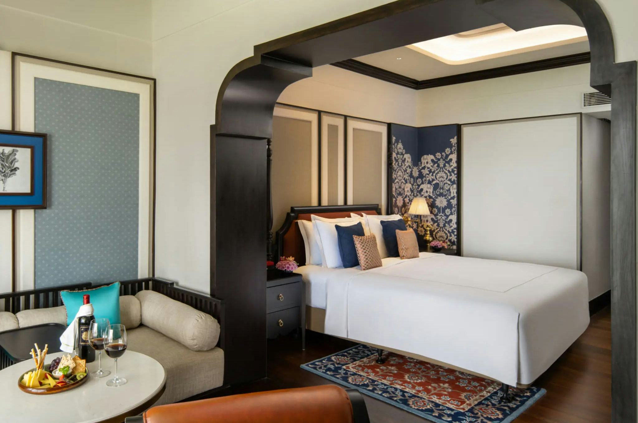 HERITAGE ROOM KING BED