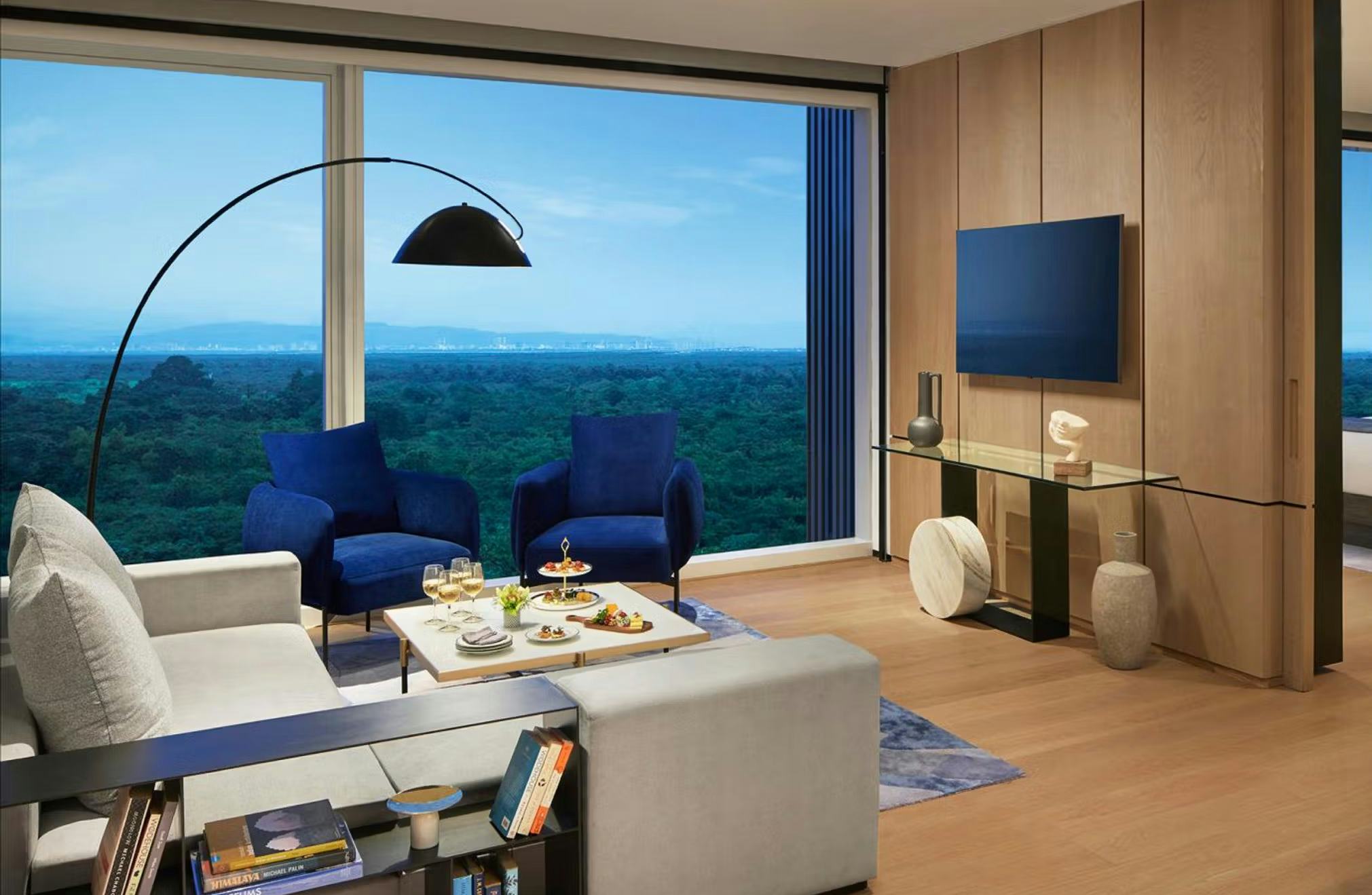 taj-the-trees-mumbai-presidential-suite-king-bed_11877