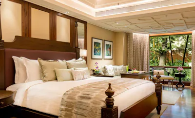LUXURY GRANDE ROOM GARDEN VIEW KING BED