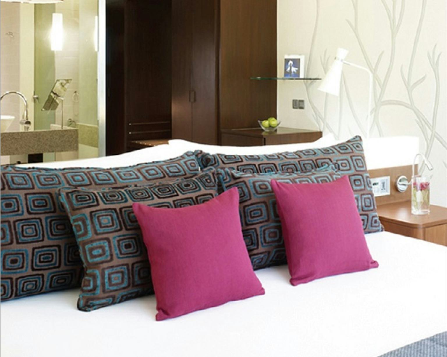 taj-yeshwantpur-bengaluru-superior-room-city-view-queen-bed_2884