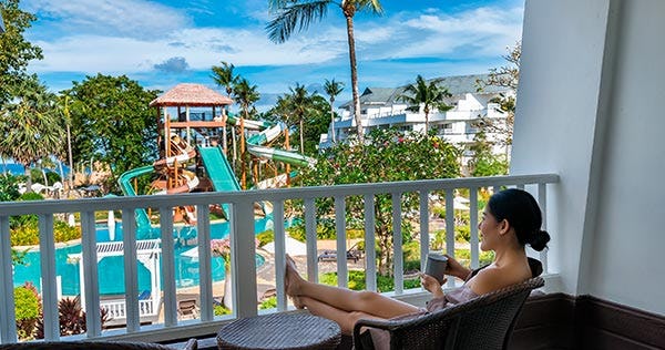 thavor-palm-beach-resort-deluxe-terrace-pool-view-01_6383