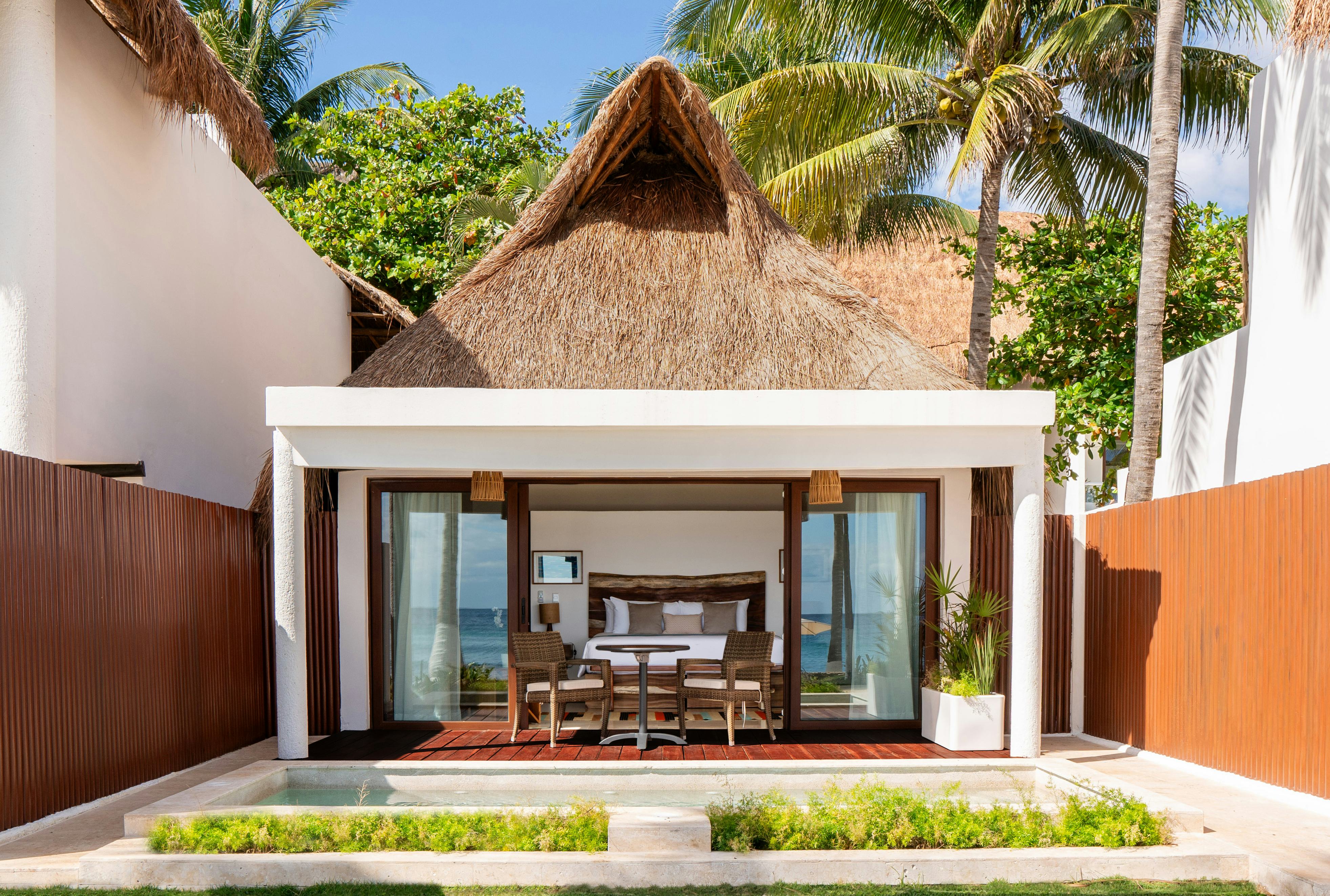 the-beachfront-by-the-fives-hotels-riviera-maya-mexico-usa-beachfront-swim-up-suite-01_12211