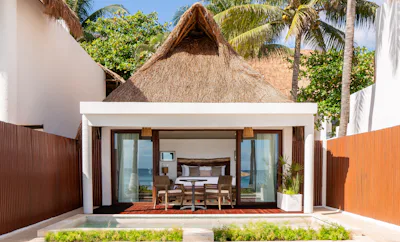 BEACHFRONT SWIM UP SUITE