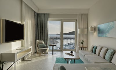 Grand Deluxe Corner Suite Sea View