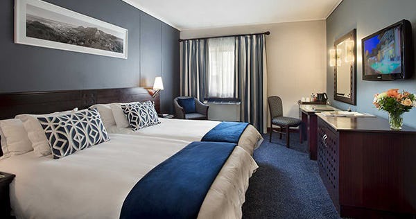 the-commodore-cape-town-accessible-twin-or-queen-room_876