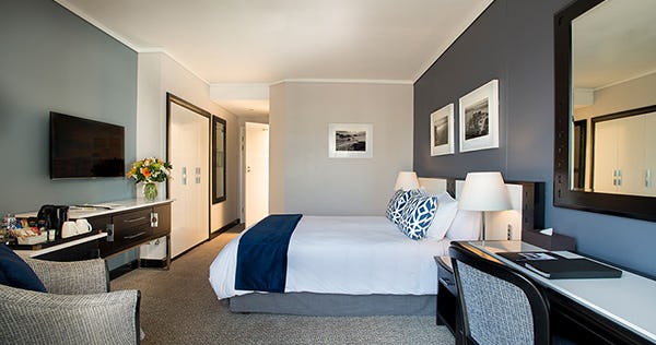 the-commodore-cape-town-deluxe-twin-or-queen-room_876