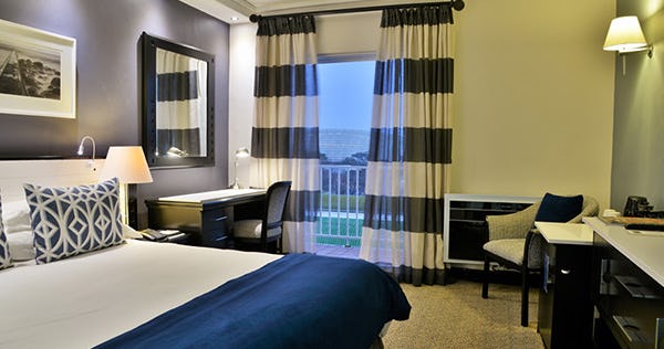 the-commodore-cape-town-executive-twin-or-queen-room-01_876
