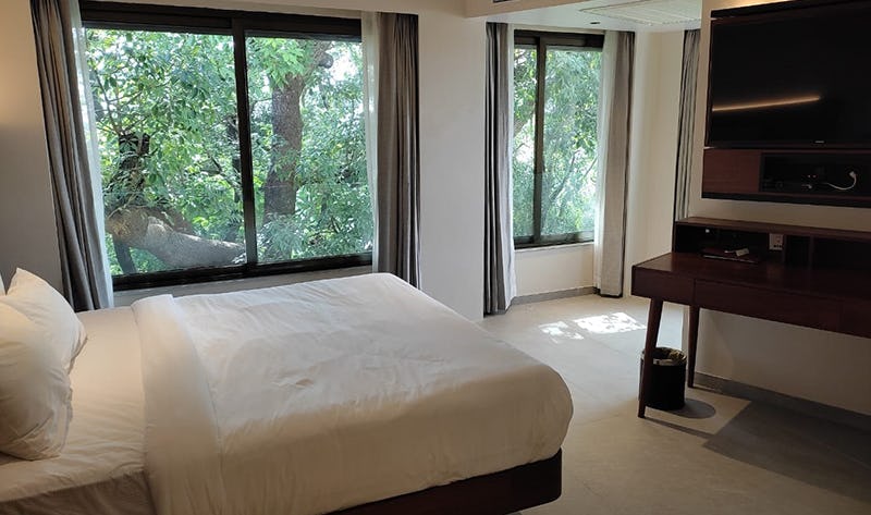 the-crown-goa-premium-superior-king-room_1457