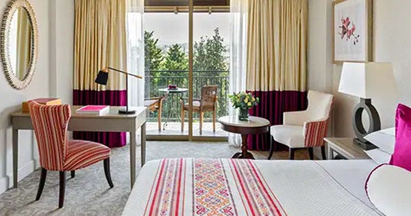 DELUXE BEDROOM – INLAND VIEW