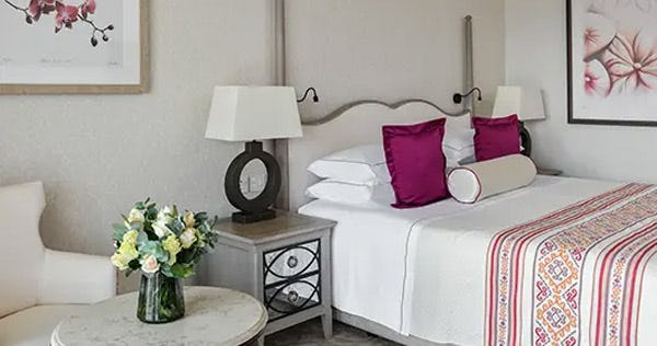 DELUXE BEDROOM – PARTIAL SEA VIEW