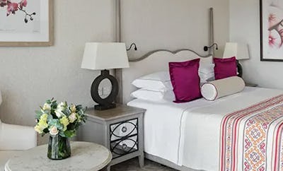 DELUXE BEDROOM – PARTIAL SEA VIEW