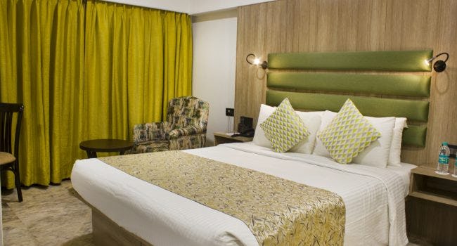 the-emerald-hotel-and-executive-apatment-mumbai-deluxe-room-01_2034