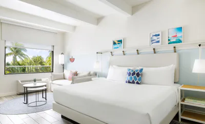 Newly Renovated Garden View King w Roll in Shower