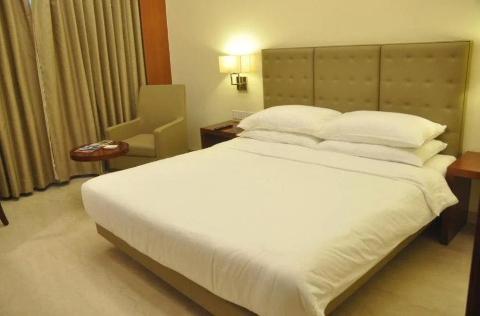the-hans-hotel-new-delhi-club-room_1275