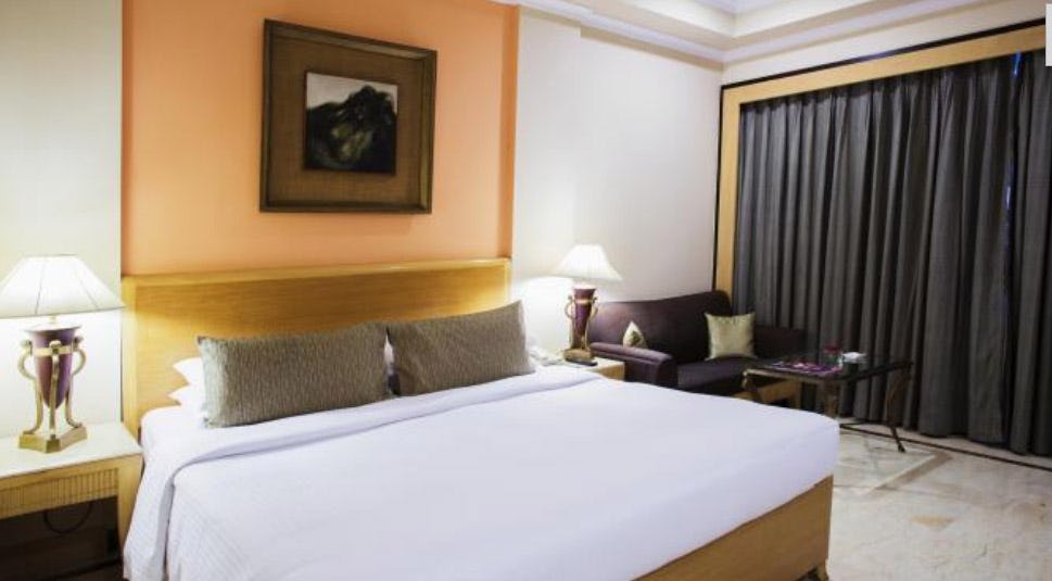 the-hans-hotel-new-delhi-deluxe-room_1275