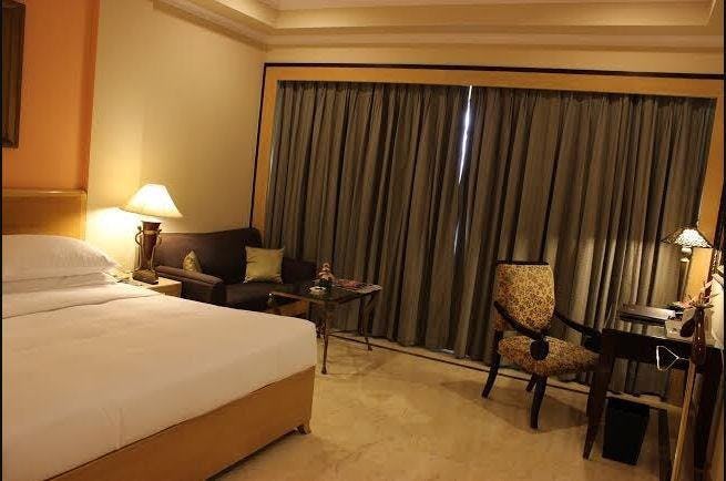 the-hans-hotel-new-delhi-deluxe-suite-room_1275
