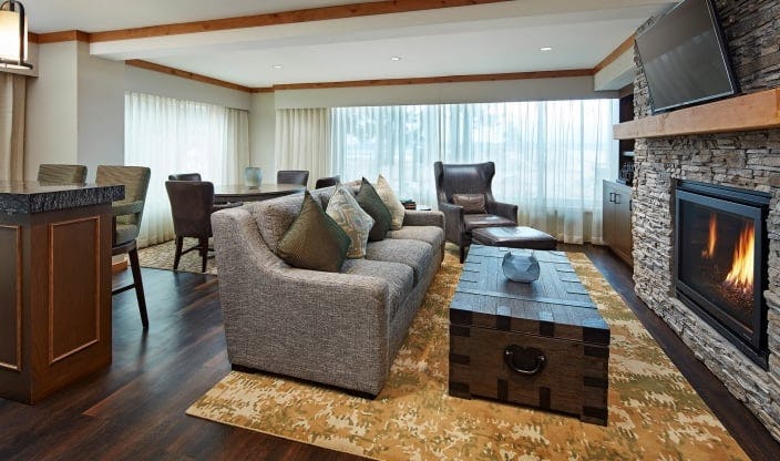 ONE BEDROOM LAKE FRONT SUITE