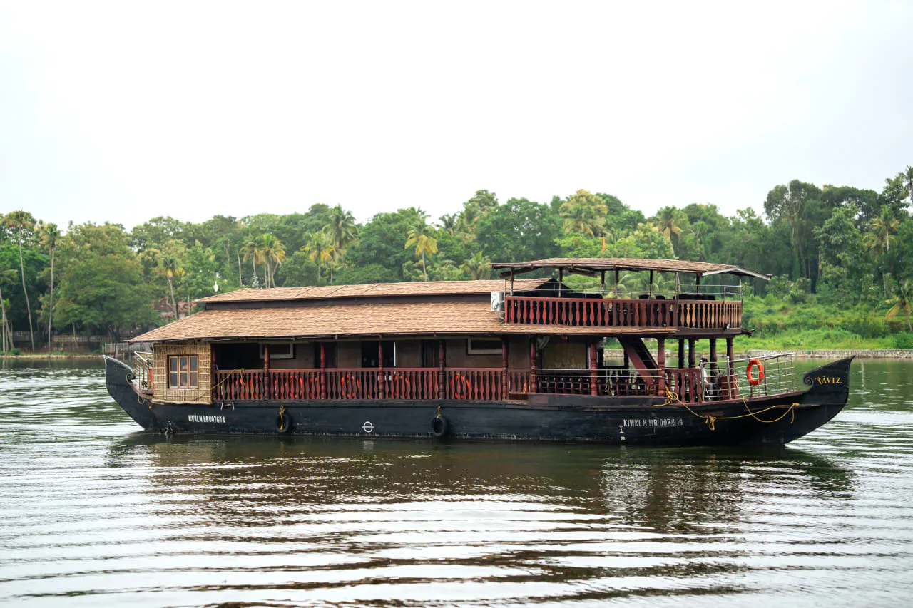 the-leela-ashtamudi-a-raviz-hotel-kollam-mahayana-houseboat-01_12826