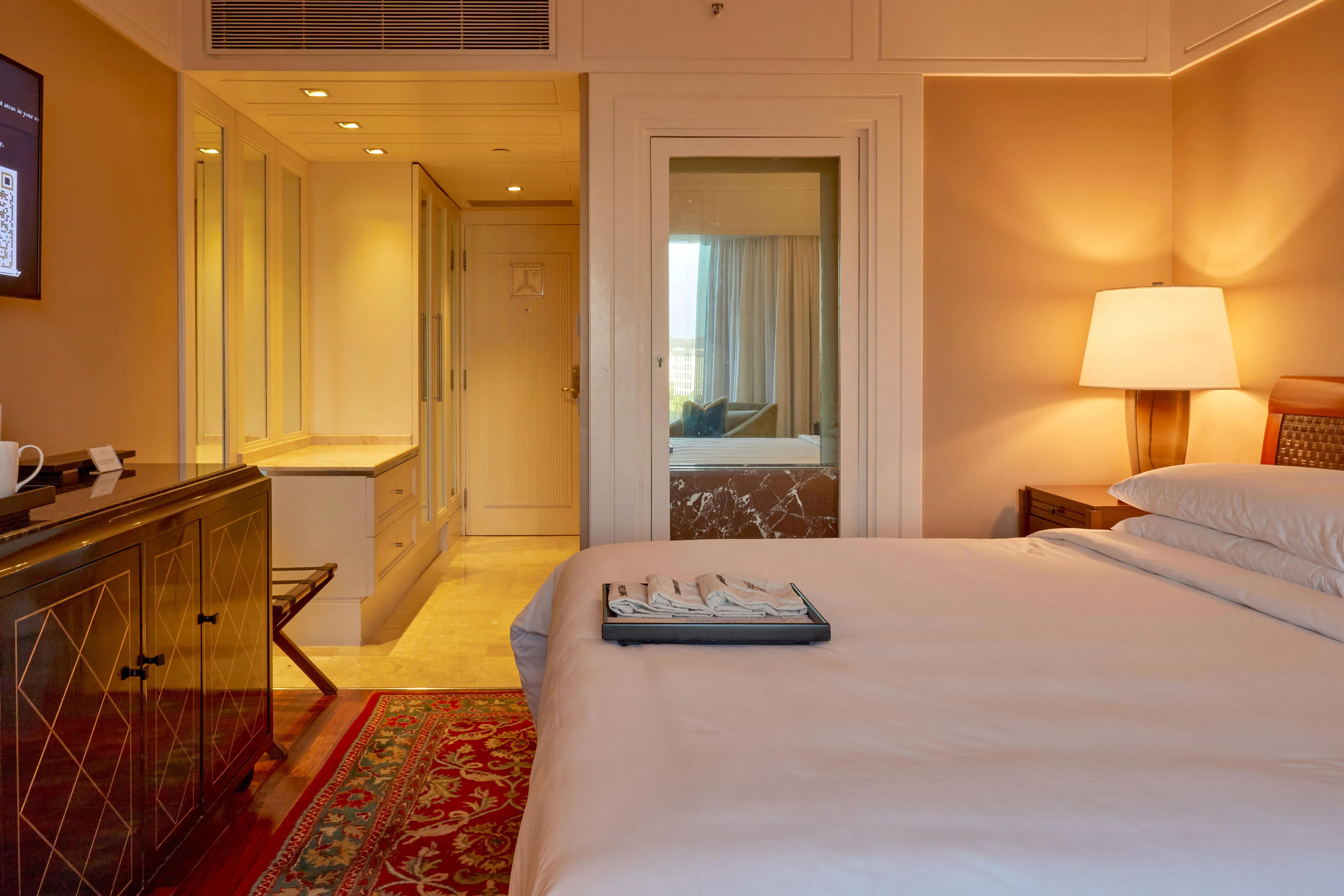 the-leela-mumbai-premier-city-view-01_2047