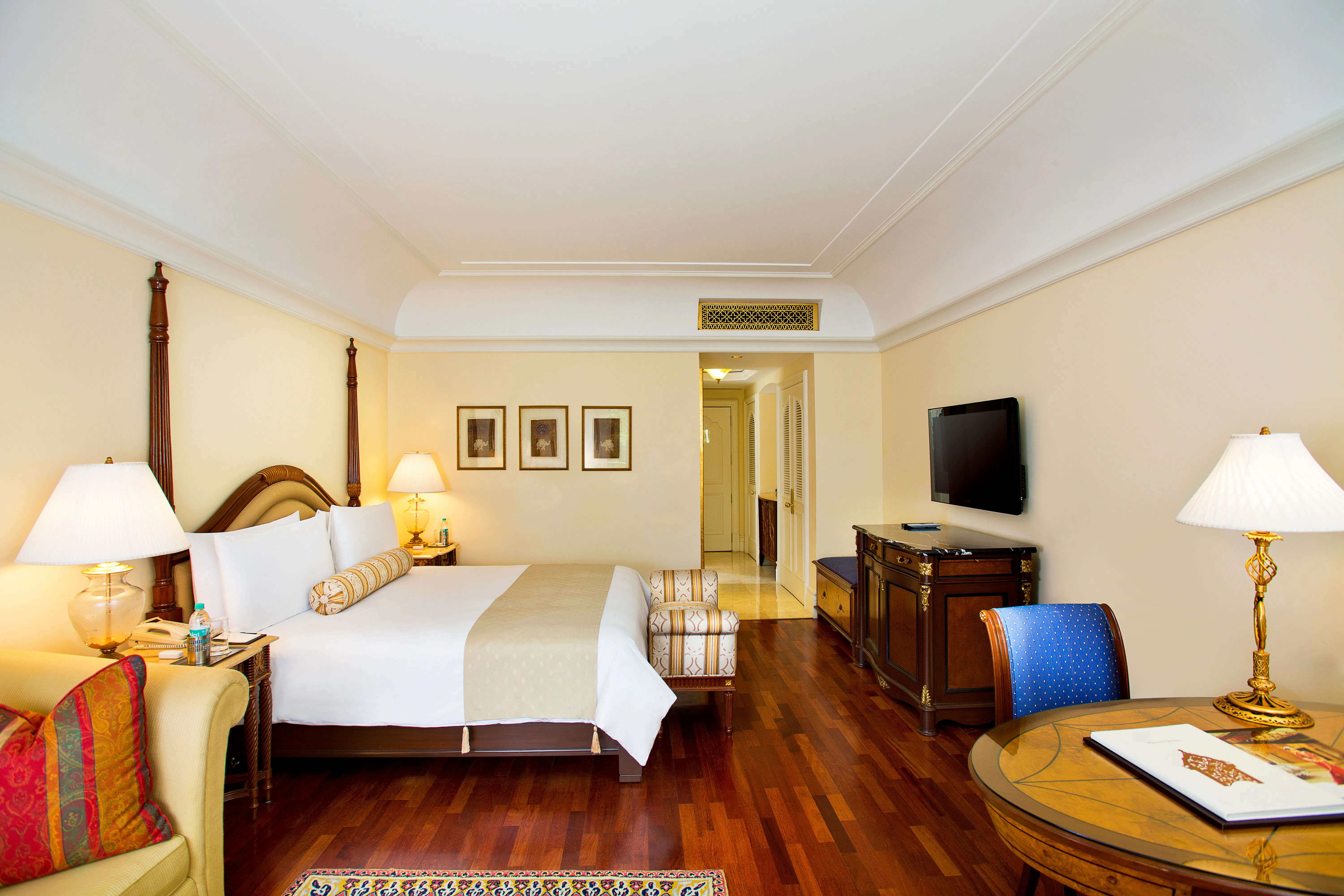 the-leela-palace-bengaluru-deluxe-room-01_2279