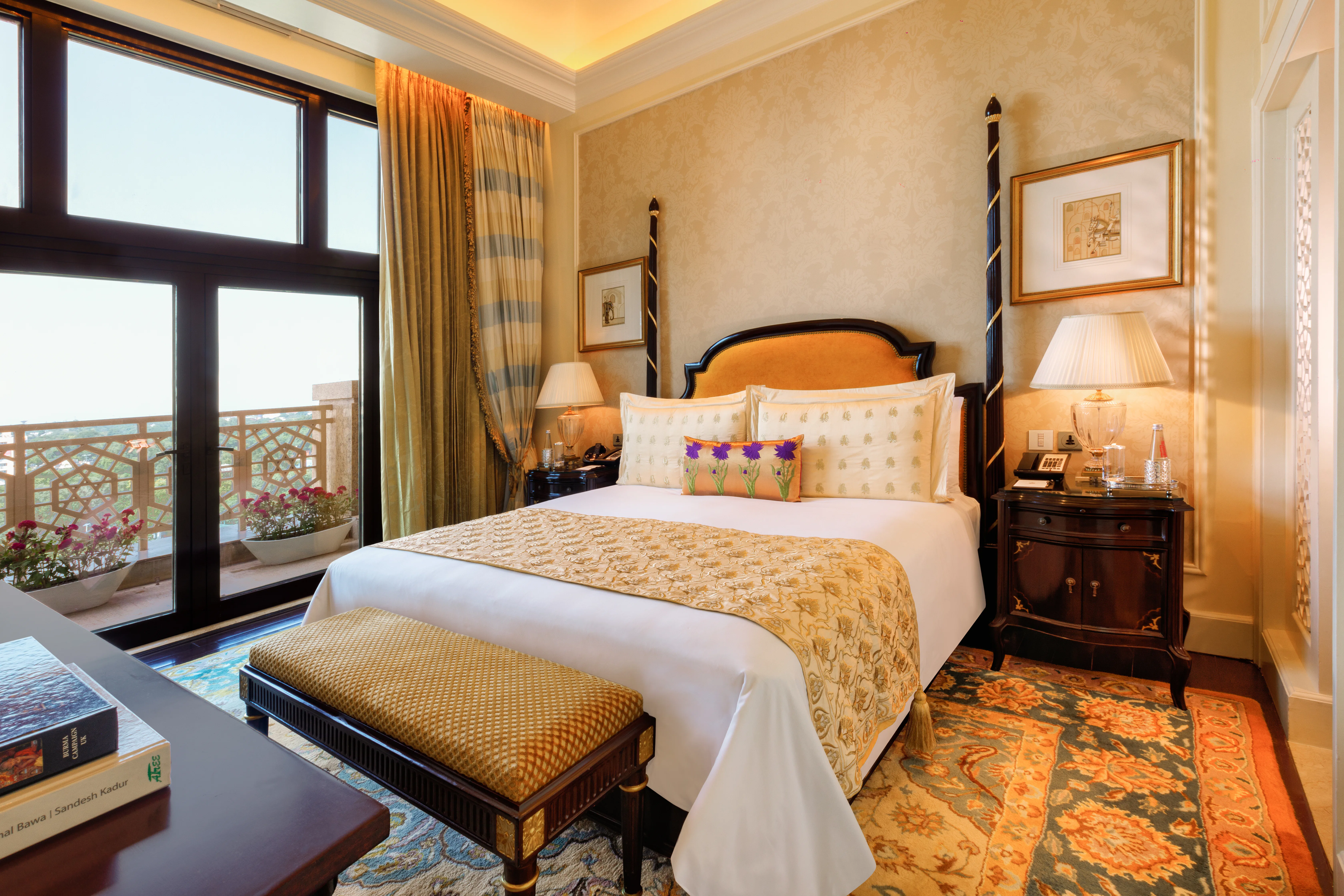 the-leela-palace-new-delhi-luxury-suite-with-balcony_3125