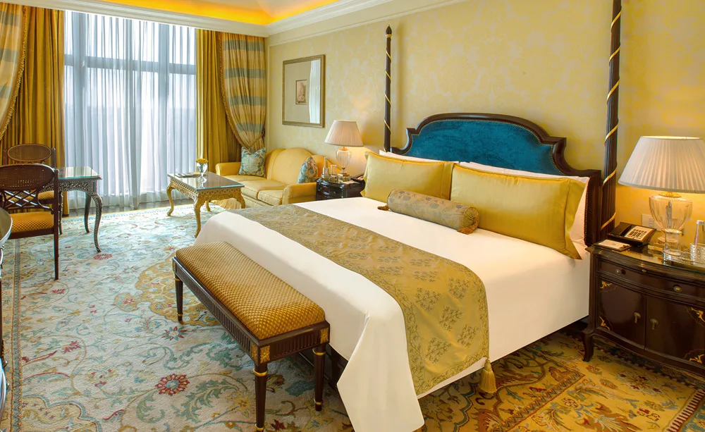 the-leela-palace-new-delhi-royal-club-room-01_3125