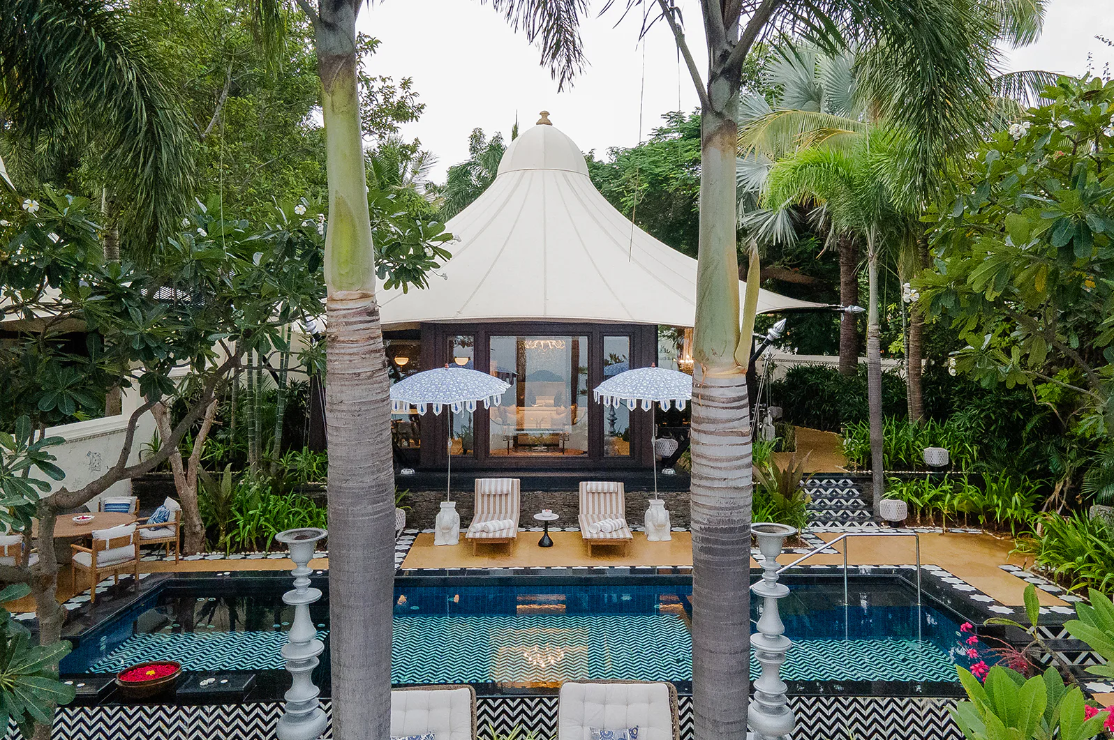 the-leela-palace-udaipur-lake-villa-with-private-deck-02_1872