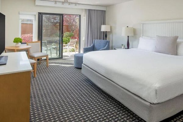 the-lodge-at-tiburon-san-francisco-king-patio-accessible-roll-in-shower-02_478