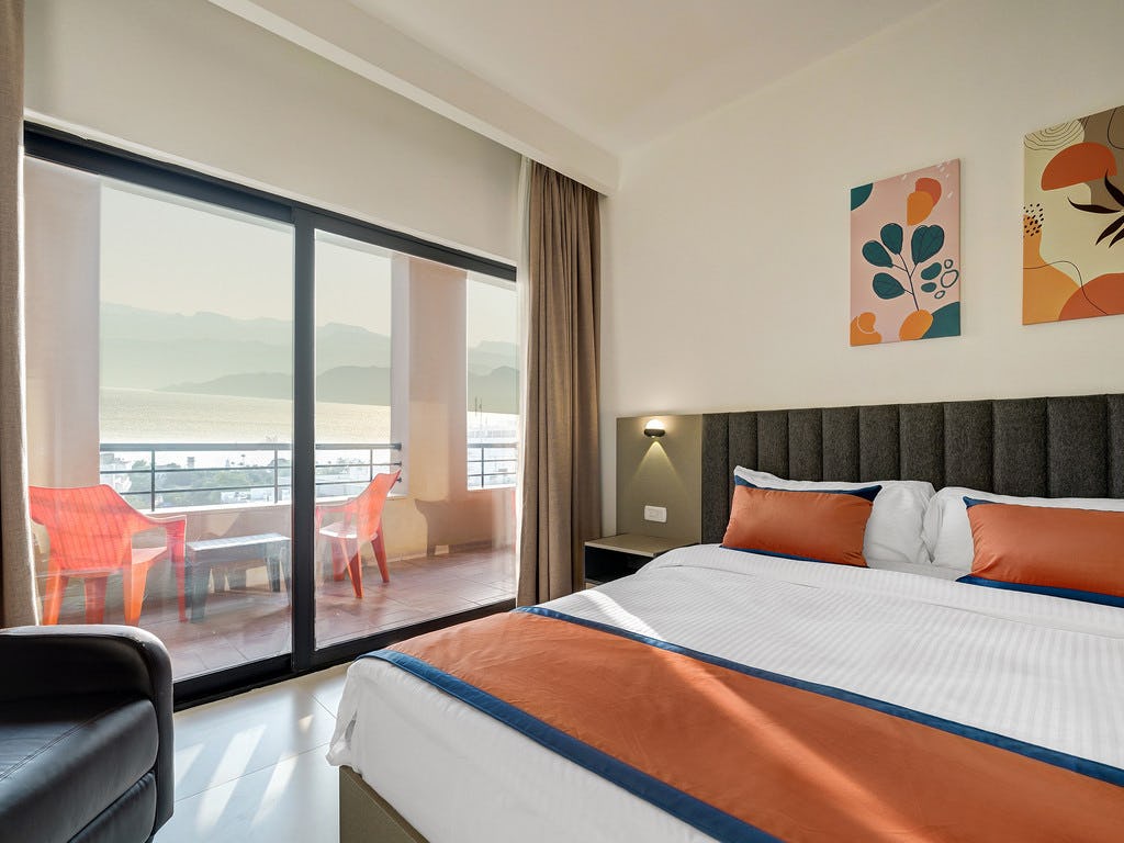 the-loft-hotel-by-bratus-aqaba-jordan-family-suite-with-balcony-01_12399