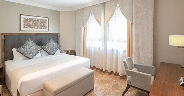 the-oberoi-madina-junior-suite-with-jannat-Al-baquee-view_10824
