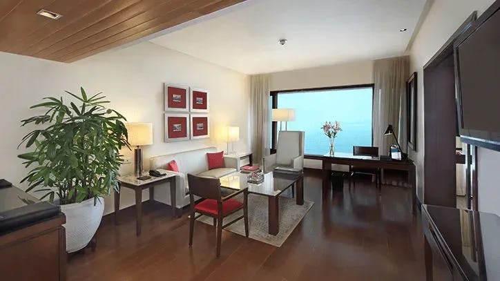 Deluxe Ocean View Suites