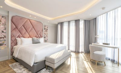 Club One Bedroom Riverview Suite