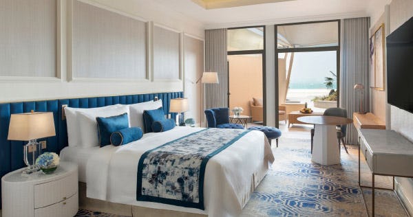 the-st-regis-doha-grand-deluxe-guest-room-1-king-sea-view-terrace_8371