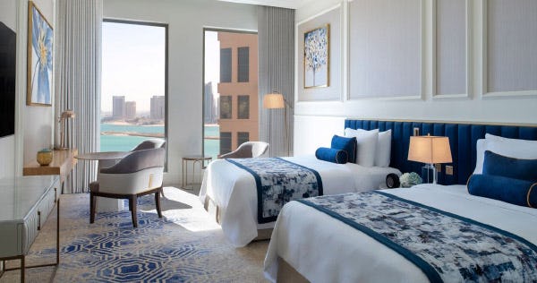 the-st-regis-doha-grand-deluxe-guest-room-2-doubles-sea-view_8371
