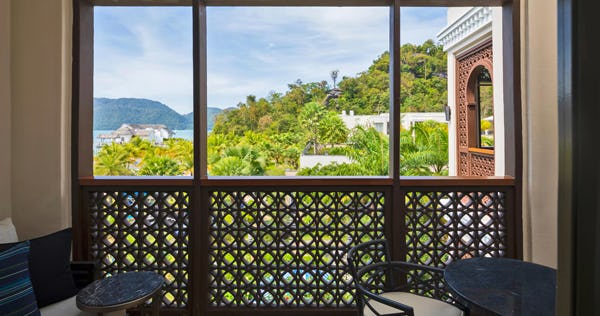 St. Regis Suite, 1 King, Partial sea view