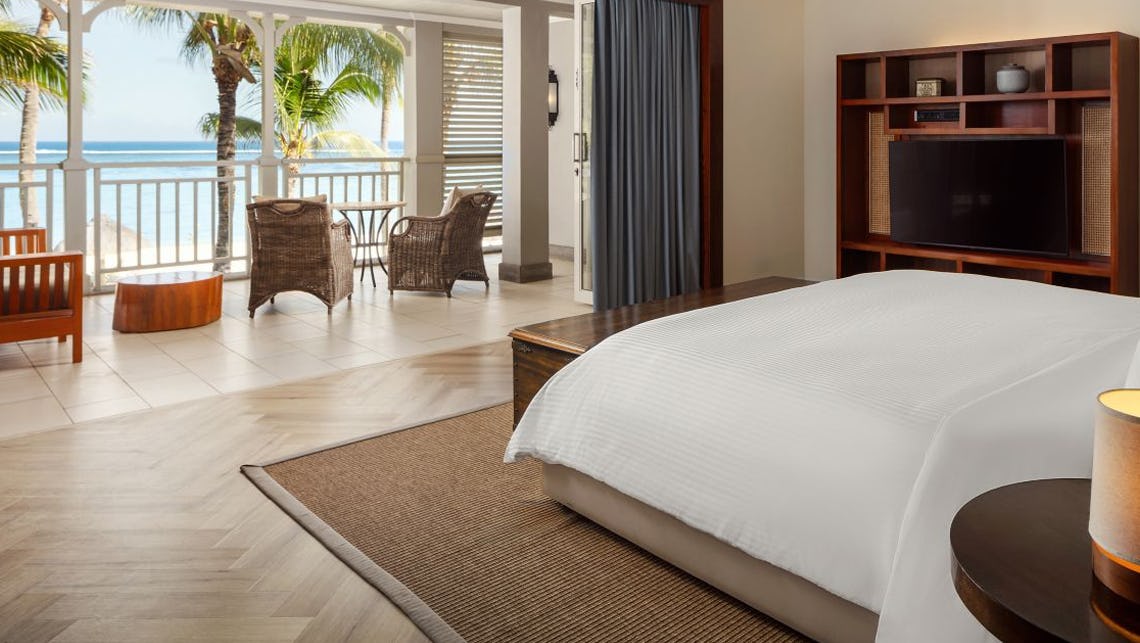 the-st-regis-le-morne-resort-mauritius-heritage-balcony-suite-01_5240