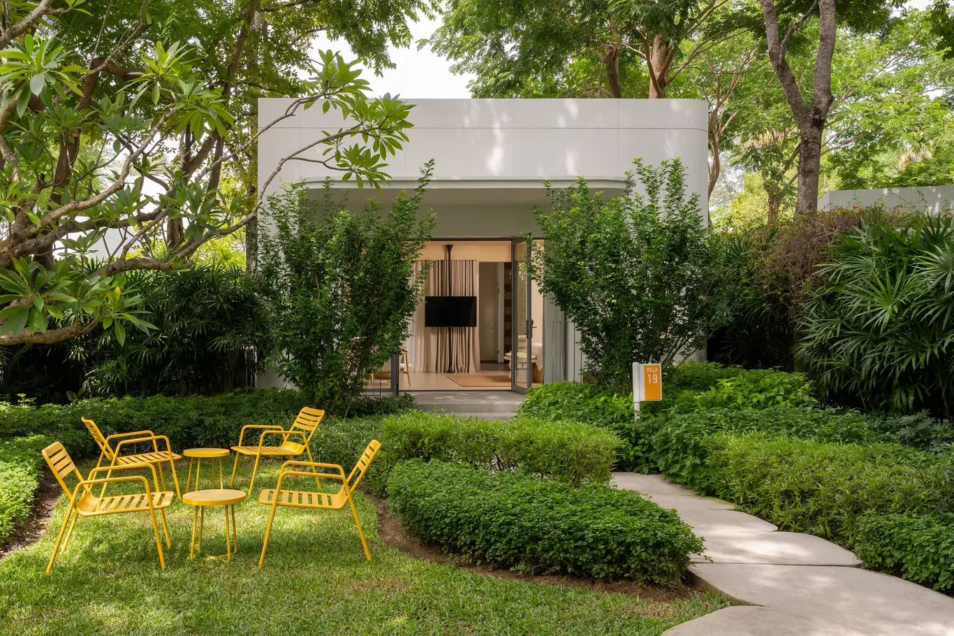 the-standard-hua-hin-plush-pool-villa-01_11599