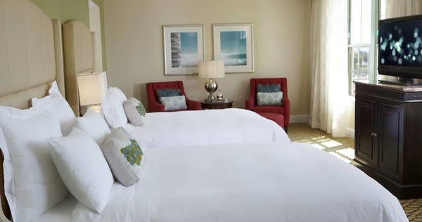 the-vinoy-renaissance-st-petersburg-resort-and-golf-club-guest-room-01_6670