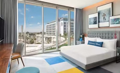 KING ACCESSIBLE ARTIST ROOM