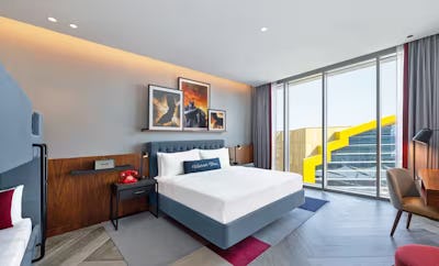 KING ARTIST ROOM WITH KIDS BUNK BED