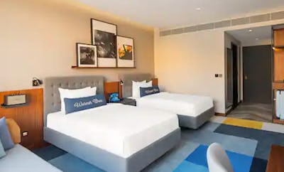 THE WB FAMILY CONNECTING ROOM