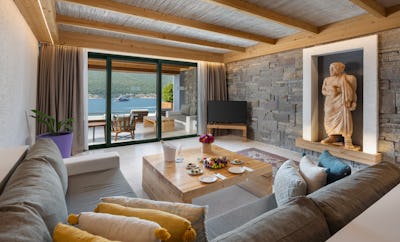 Exclusive Swim-up Room