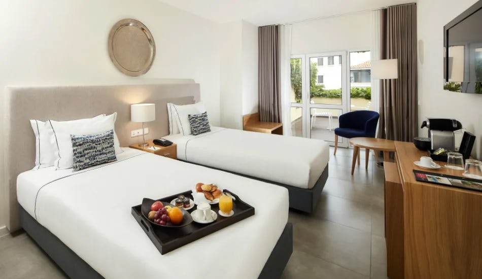 SUPERIOR ROOM WITH POOL VIEW