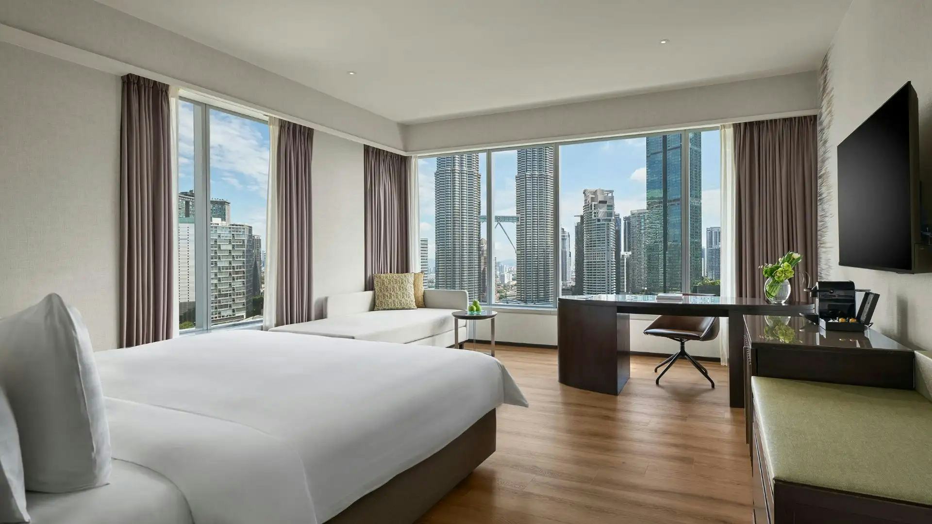 Traders Club Executive Twin Towers View Room