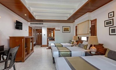 TRIPLE BEDS ROOM