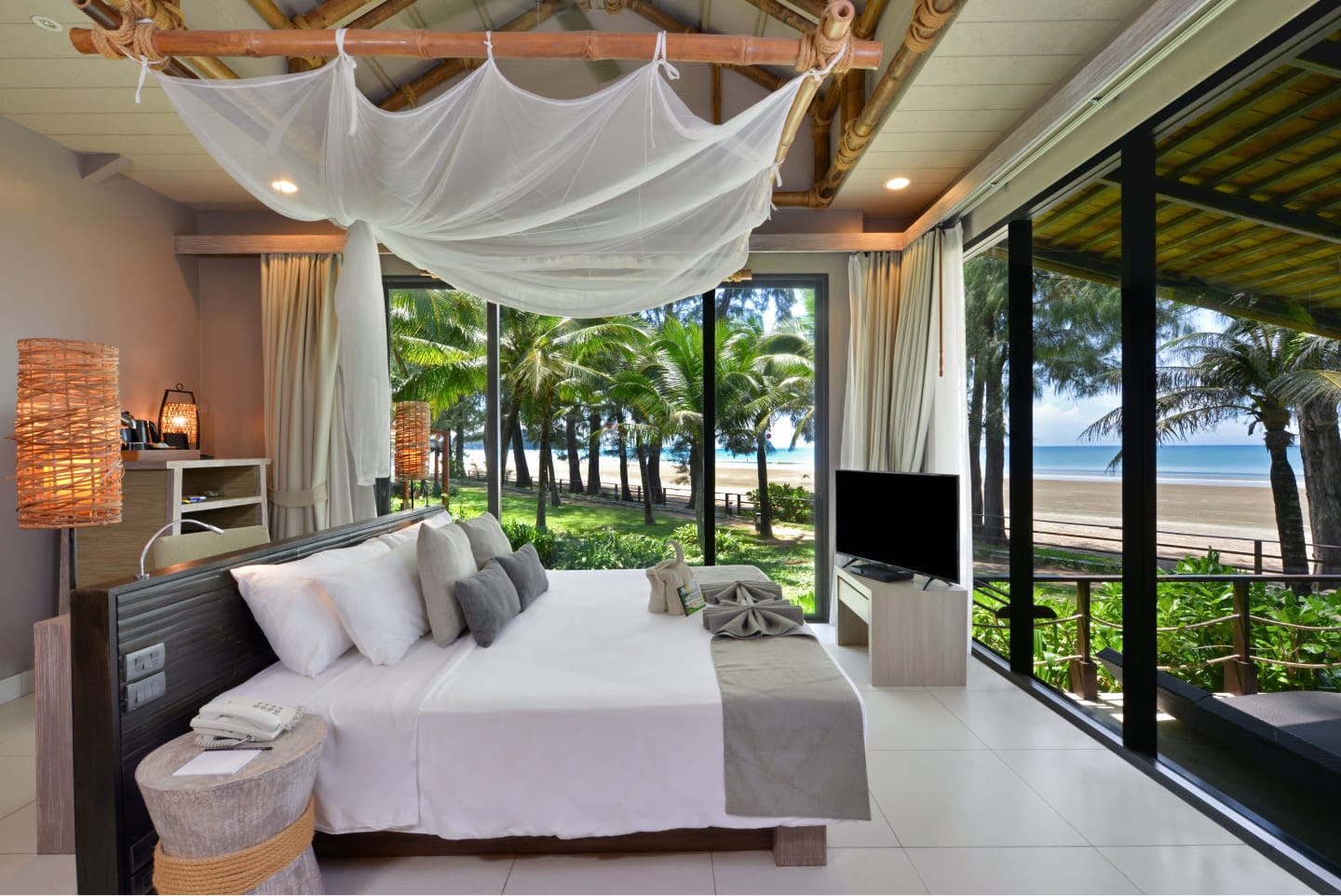 DELUXE BEACHFRONT VILLA