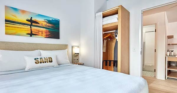 universals-endless-summer-resort-dockside-inn-and-suites-2-bedroom-suite-01_10920