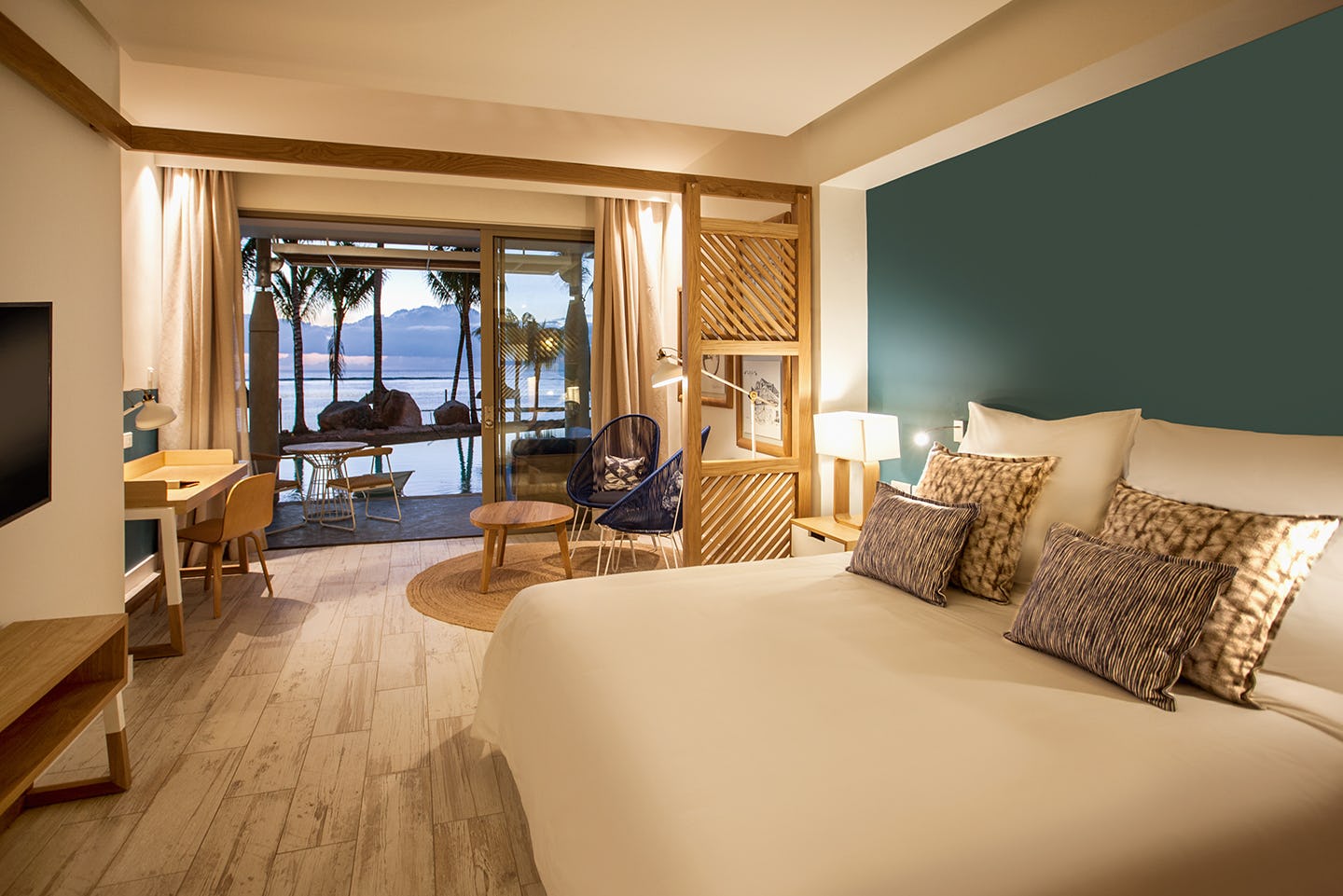 victoria-beachcomber-resort-and-spa-mauritius-swim-up-room_254