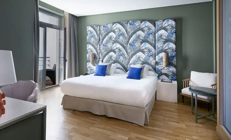 SUPERIOR ESSENCE ROOM